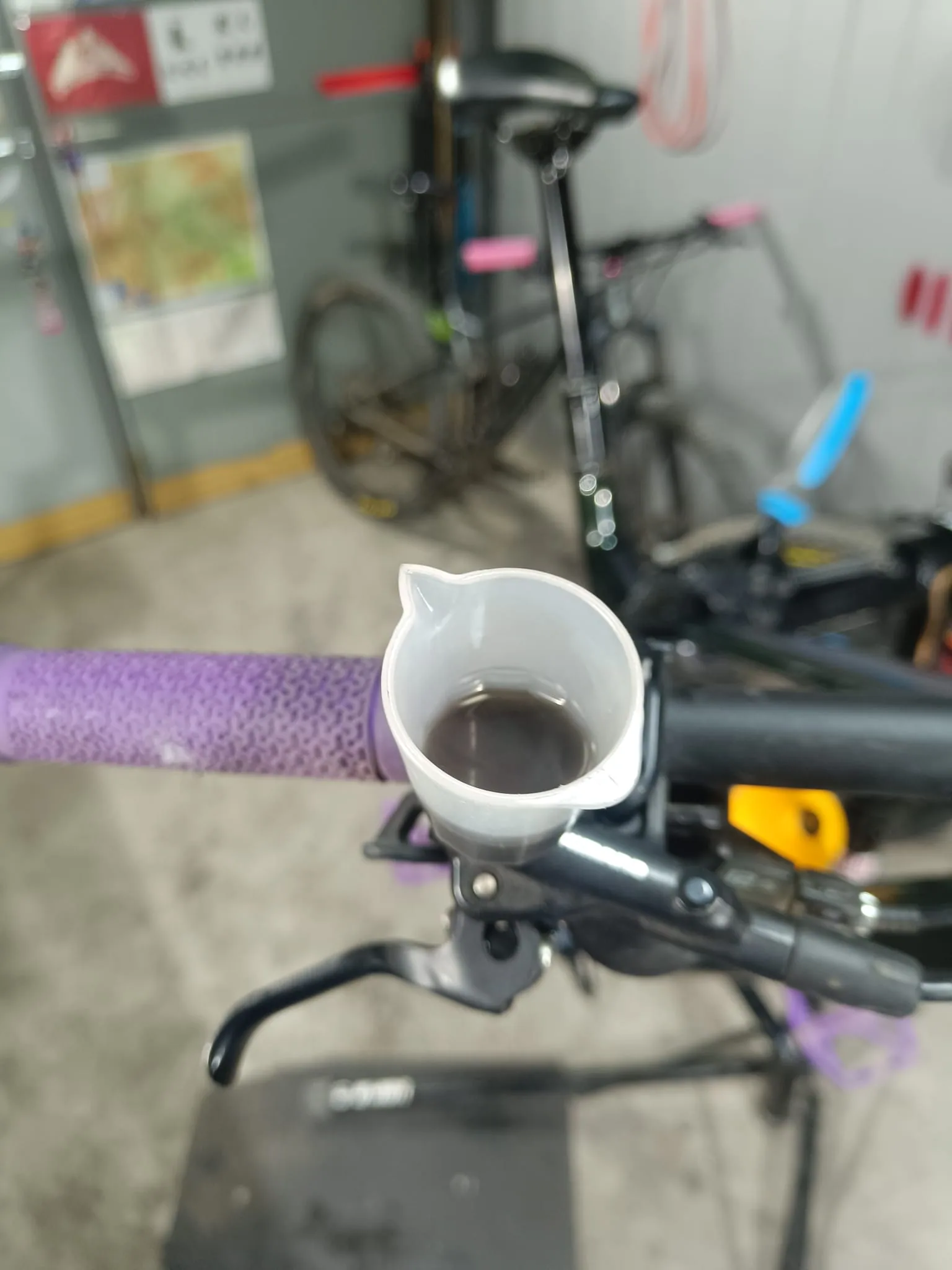 Hydraulic brake bleeding at the lever