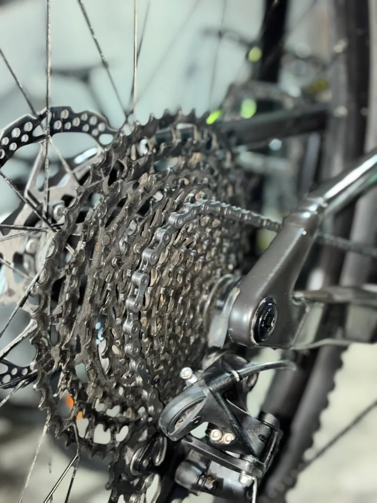Cassette, chain and rear derailleur during a Scott Spark 2026 full service